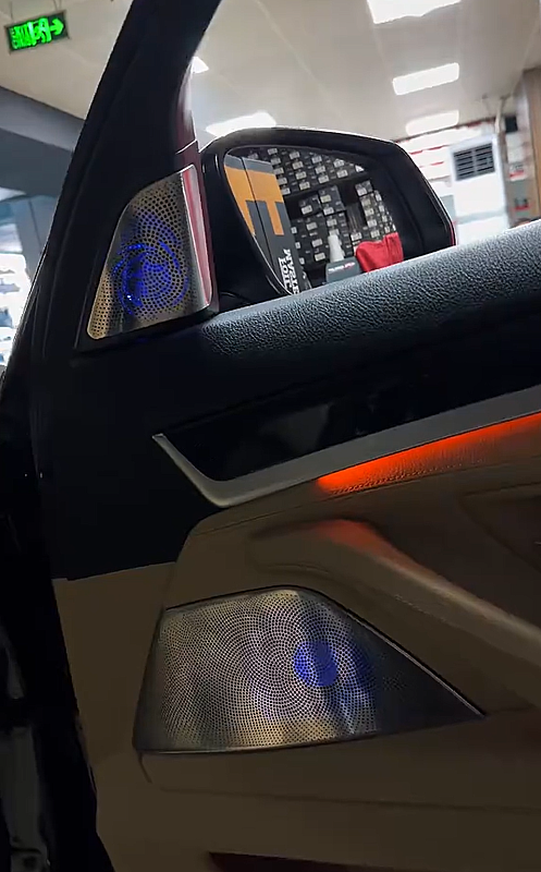 BMW F10 Işıklı Tweeter, Işıklı Hoparlör Kapağı ve Hareketli Center Hoparlör Uygulaması - 1