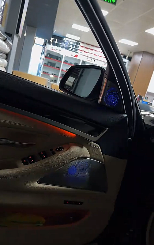 BMW F10 Işıklı Tweeter, Işıklı Hoparlör Kapağı ve Hareketli Center Hoparlör Uygulaması - 3